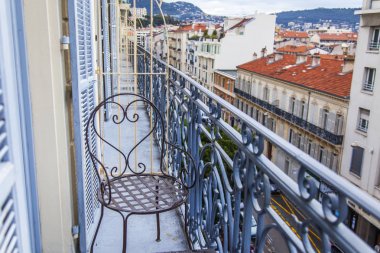 Güzel, Fransa, 6 Mart 2018. Şehir pitoresk şehir binalar bir görünüm Provencal tarzı bir balkon. Güzel dekoratif kılavuz bir balkon korur