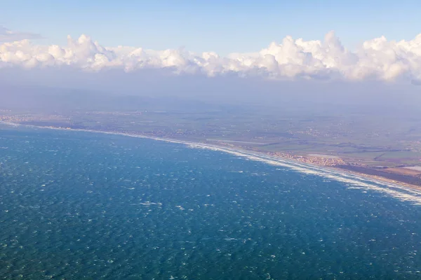 Het Heuvelachtige Terrein Aan Kust Een Waas Een Uitzicht Uit — Stockfoto