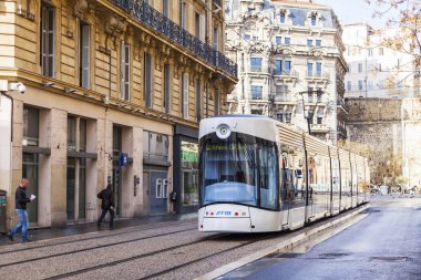 Marsilya, Fransa, 2 Mart 2018. Modern yüksek hızlı tramvay şehrin şehir merkezinde sokak devam ediyor