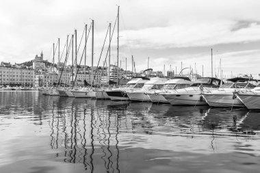 Marsilya, Fransa, 2 Mart 2018. Çok sayıda yat ve tekne şehrin eski limanda palamarla