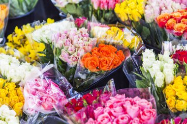 Gül güzel buketleri sokak çiçekçi sunulmaktadır