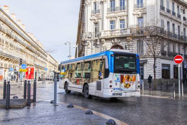 Marsilya, Fransa, 2 Mart 2018. Şehir merkezinde sokak şehir otobüs gidiyor