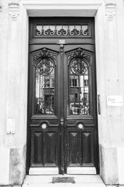 Marsilya, Fransa, 2 Mart 2018. Güzel eski giriş kapısı ile geleneksel bir dekora bilir