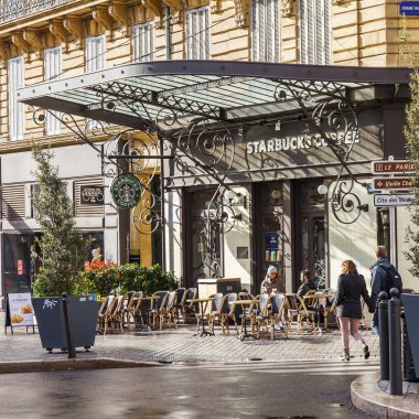 Marsilya, Fransa, 2 Mart 2018. İnsanlar biraz dinlen ve şehrin tarihi kesiminde pitoresk sokak kafe. 