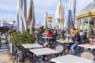 Marsilya, Fransa, 2 Mart 2018. İnsanlar biraz dinlen ve şehrin tarihi kesiminde pitoresk sokak kafe. 