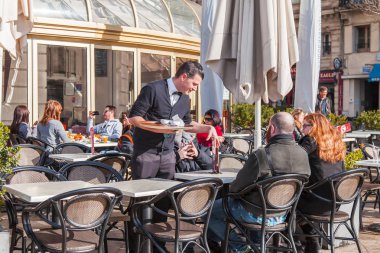 Marsilya, Fransa, 2 Mart 2018. İnsanlar biraz dinlen ve şehrin tarihi kesiminde pitoresk sokak kafe. 