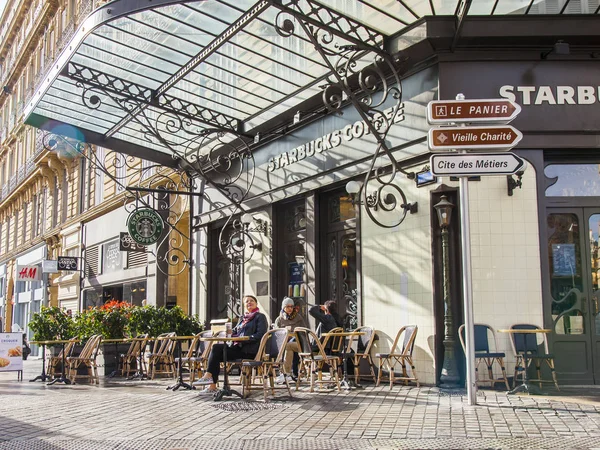 Marseille Francia Marzo 2018 Gente Descansa Come Pintoresco Café Callejero — Foto de Stock
