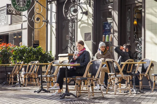 Marseille Francia Marzo 2018 Gente Descansa Come Pintoresco Café Callejero — Foto de Stock