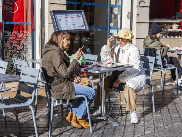 在2018年3月2日 人们在城市的历史的一部分 在风景如画的街道咖啡馆里休息和吃 — 图库照片