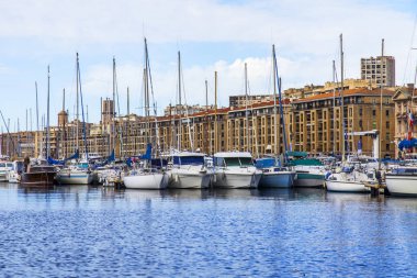 Marsilya, Fransa, 2 Mart 2018. Çok sayıda yat ve tekne şehir manzaraları biri olan eski şehir limanda palamarla