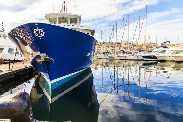マルセイユ フランス 2018 市内の観光スポットの一つである古い都市港に停泊するヨットやボート — ストック写真