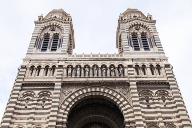 Marsilya, Fransa, 2 Mart 2018. Katedrali (neobyzantine tarzı) eski şehrin üzerinde kuleleri. Mimari parça.