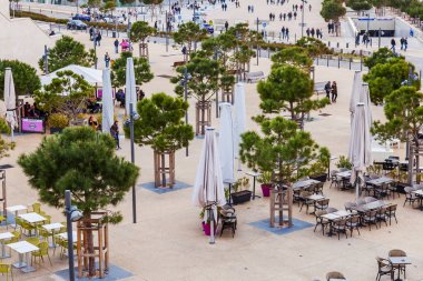 Marsilya, Fransa, 2 Mart 2018. Eski şehir limanda bir düzlük üzerinde pitoresk Cafe