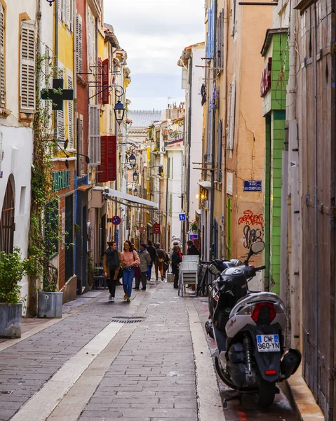 マルセイユ フランス 2018 伝統的な建物は 旧市街の狭い通りの建築物群 — ストック写真