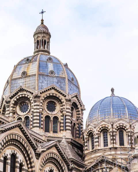 Marseille França Março 2018 Catedral Estilo Neobyzantine Torres Sobre Cidade — Fotografia de Stock