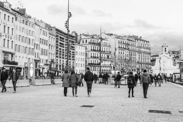 Marseille Francia Marzo 2018 Gente Camina Por Terraplén Puerto Marsella — Foto de Stock