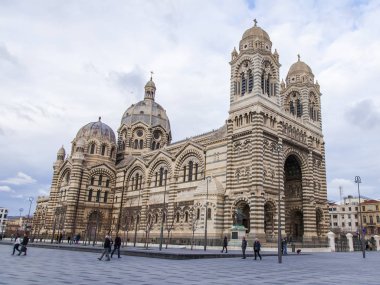 Marsilya, Fransa, 2 Mart 2018. Eski şehrin üzerinde Katedrali (neobyzantine tarzı) kuleleri