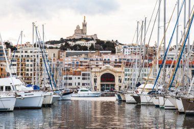 Marsilya, Fransa, 2 Mart 2018. Günbatımı çok sayıda Yatlar bilir ve tekneler şehir manzaraları biri olan eski şehir limanda palamarla