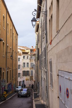 Marsilya, Fransa, 2 Mart 2018. Geleneksel yapılar dar sokağa bir mimari kompleks eski şehirde yapmak.