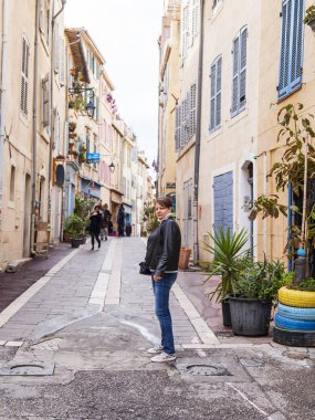 Marsilya, Fransa, 2 Mart 2018. Geleneksel yapılar dar sokağa bir mimari kompleks eski şehirde yapmak.