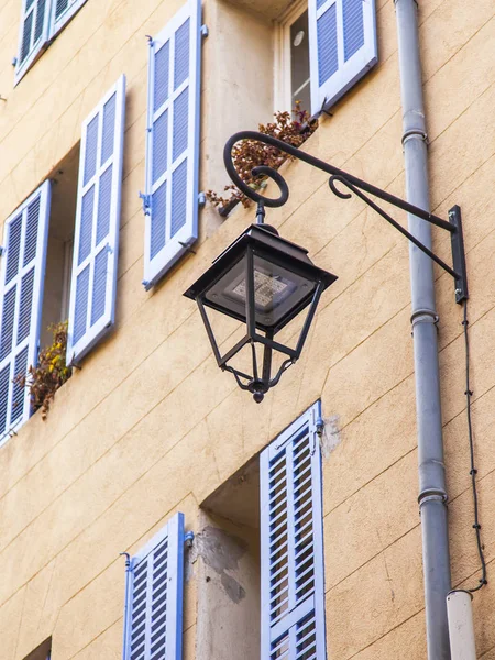 マルセイユ フランス 2018 太陽の光で旧市街の建物のファサードを飾る美しい古代ランプ — ストック写真