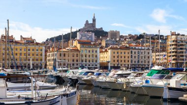 Marsilya, Fransa, 2 Mart 2018. Çok sayıda yat ve tekne şehir manzaraları biri olan eski şehir limanda palamarla