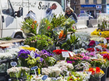Marsilya, Fransa, 2 Mart 2018. Çeşitli çiçekler, bitkiler ve sendikalar dolgu üzerinde geleneksel çiçek pazarında eski liman satılmaktadır