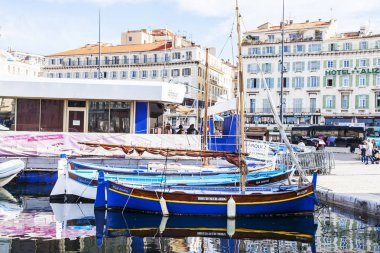 Marsilya, Fransa, 2 Mart 2018. Çok sayıda yat ve tekne şehir manzaraları biri olan eski şehir limanda palamarla