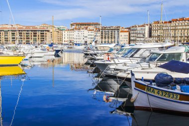 Marsilya, Fransa, 2 Mart 2018. Çok sayıda yat ve tekne şehir manzaraları biri olan eski şehir limanda palamarla