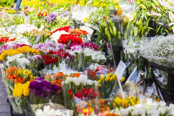 マルセイユ フランス 2018 古い港の堤防に伝統的な花の市場での販売にさまざまな花 — ストック写真