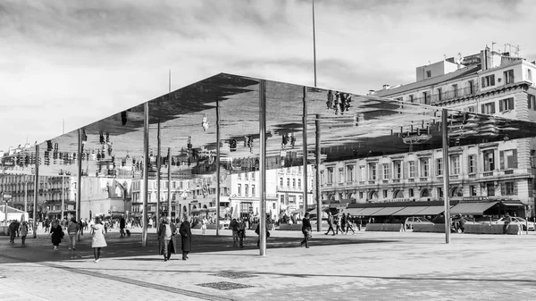 Marseille France Марта 2018 Люди Здания Влияют Крыше Зеркального Павильона — стоковое фото