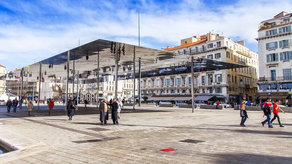 Marseille Francie Března 2018 Lidé Stavby Ovlivnit Střeše Pavilonu Zrcadlo — Stock fotografie