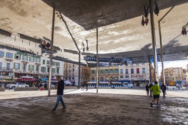 Marsilya, Fransa, 2 Mart 2018. İnsanlar ve Binalar çatı ayna pavilion Marsilya limanda setin etkiler