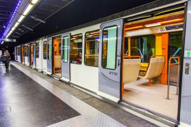 Marsilya, Fransa, 2 Mart 2018. Tren platformu metro istasyonunda durdu