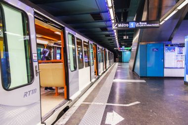 Marsilya, Fransa, 2 Mart 2018. Tren platformu metro istasyonunda durdu