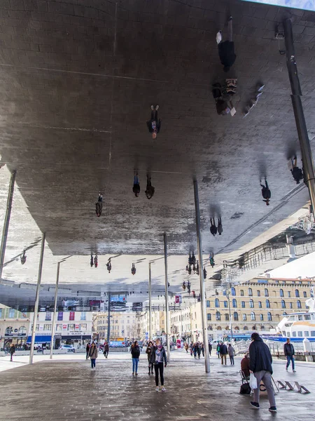 Marseille França Março 2018 Pessoas Edifícios Afetam Telhado Pavilhão Espelho — Fotografia de Stock