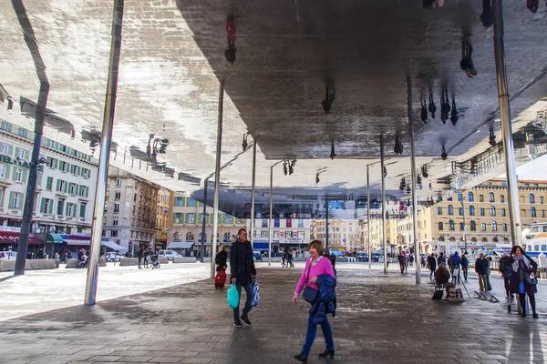 Marseille França Março 2018 Pessoas Edifícios Afetam Telhado Pavilhão Espelho — Fotografia de Stock