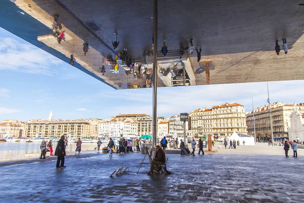 Marseille França Março 2018 Pessoas Edifícios Afetam Telhado Pavilhão Espelho — Fotografia de Stock