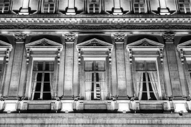 Marsilya, Fransa, 2 Mart 2018. Binanın kuzeybatısında güzel gece aydınlatma ile aydınlatılmış