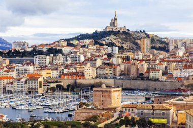 Marsilya, Fransa, 2 Mart 2018. Şehrin panoramik bir ısmarlayarak, hill ile katedral Notr Barajı de la Gard mesafe ve liman tepe üzerinde eski bağlantı noktası