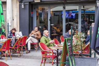 Marsilya, Fransa, 2 Mart 2018. İnsanlar biraz dinlen ve şehrin tarihi kesiminde pitoresk sokak kafe. 