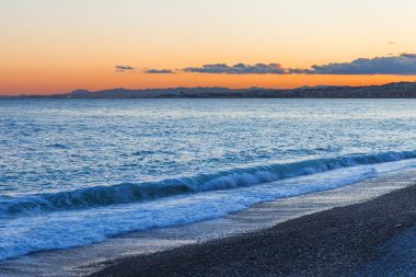 Akdeniz'de bir sörf pitoresk satýr günbatımı güneş yaktı