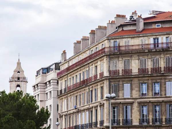 マルセイユ フランス 2018 伝統的な建築様式の建物は 都市の歴史的部分の通りの魅力的な建築の複合体を作る — ストック写真