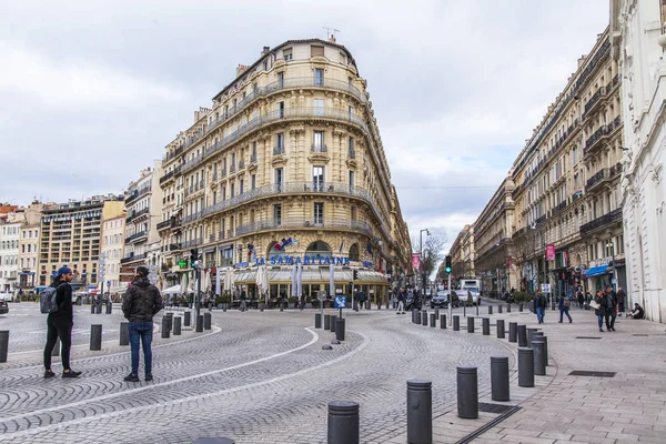 Marseille Frankrijk Maart 2018 Jonge Aantrekkelijke Vrouw Kruist Straat Oversteekplaats — Stockfoto