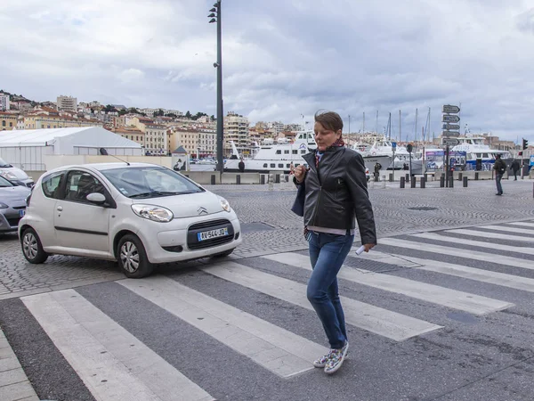 Marseille Frankrijk Maart 2018 Jonge Aantrekkelijke Vrouw Kruist Straat Oversteekplaats — Stockfoto