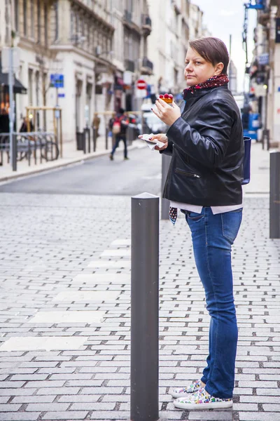 Marseille Frankrijk Maart 2018 Jonge Aantrekkelijke Vrouw Eet Lekkere Taart — Stockfoto