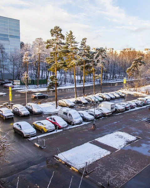 Pushkino Russia Aprile 2018 Parcheggio Sulla Strada Vivace Coperto Neve — Foto Stock