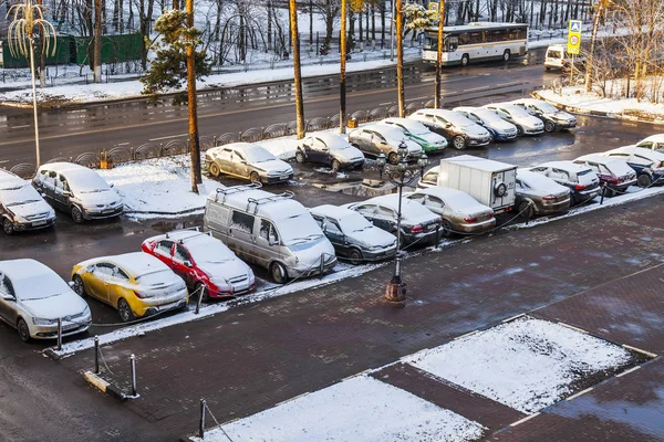 Пушкино Російська Федерація Квітня 2018 Автостоянка Жваву Вулицю Покриті Снігом — стокове фото