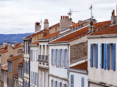 Marsilya, Fransa, 5 Mart 2018. Şehrin tarihi bir parçası bir tepenin yamacında sokakta yakın bir satır
