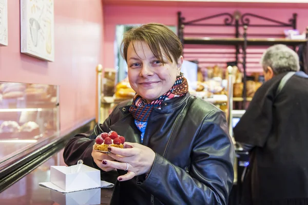 Marseille França Março 2018 Jovem Mulher Atraente Come Bolo Café — Fotografia de Stock